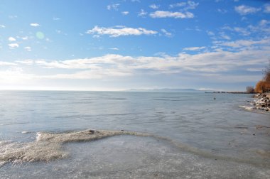 Buzlu olan, gölü olan bir kıştır..