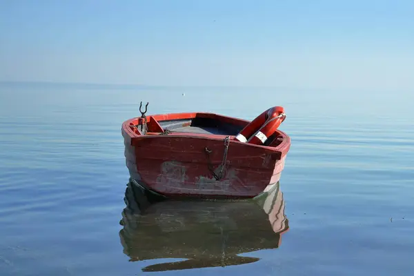 O boş bir sahilde bir cankurtaran sandalıdır..