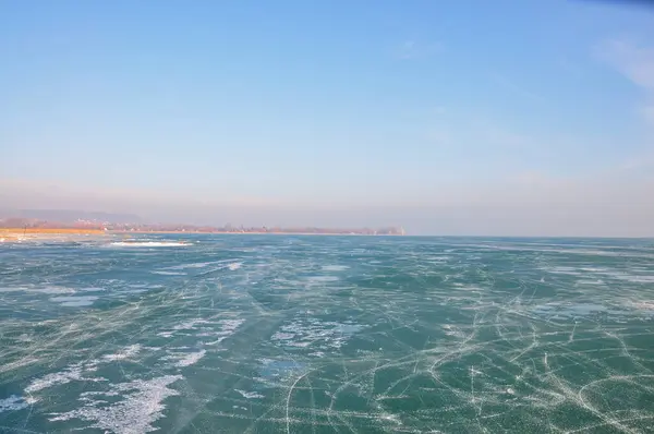 Buzlu olan, gölü olan bir kıştır..