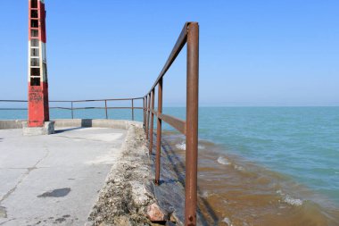 Göl kıyısında bir liman mavi gökyüzü ile güzeldir..