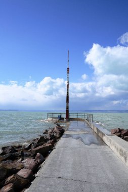 Göl kıyısında bir liman mavi gökyüzü ile güzeldir..