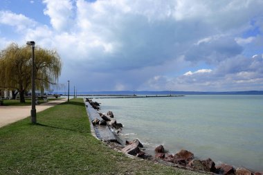 Göl kıyısında bir liman mavi gökyüzü ile güzeldir..