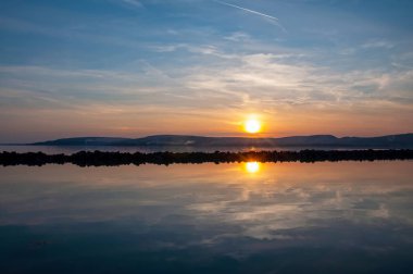 es al atardecer en el paseo marítimo con muelles en una vanguardia.