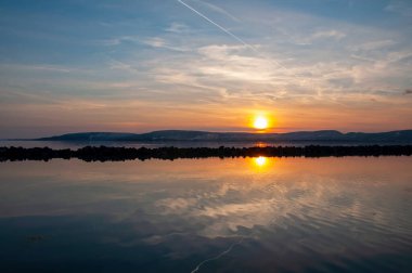 es al atardecer en el paseo marítimo con muelles en una vanguardia.