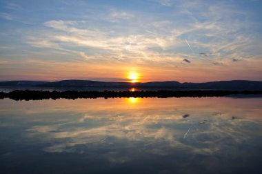 es al atardecer en el paseo marítimo con muelles en una vanguardia.
