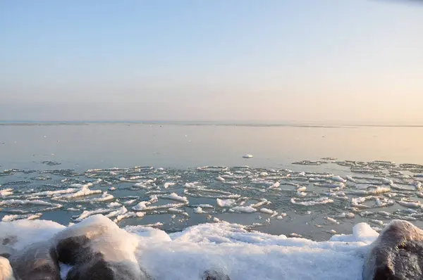 Göl buzu, mavi gökyüzünün altında gün ışığında buzla kaplı bir buzdur..