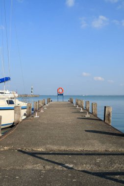 Balaton 'da bir yelken limanı. Macaristan,