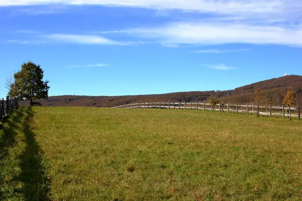 Tepelerin arasında bir Macar çiftliğinin çiti..