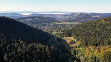 Polonya Sudety dağlarının manzarası - Baykuş dağları. Hava, insansız hava aracı görüntüsü. Aşağı Silezya.