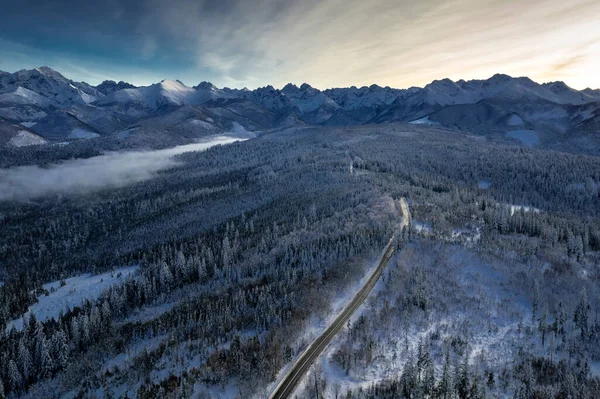 冬の夕日に雪に覆われたポーランドタトラ山脈のドローンビュー — ストック写真