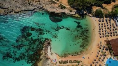 Ayia Napa Nissi plajındaki Latchi Adams Plajı. Hava görünümü.