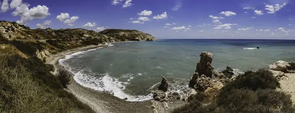 アフロディーテの岩の近くのキプロス島の透明な水 ビーチのパノラマビュー ストックフォト
