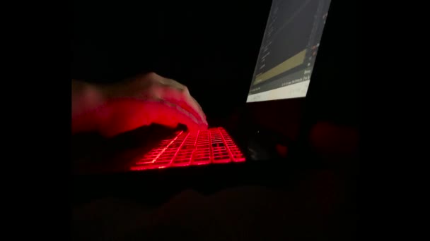 Typ Osoby Klawiaturze Technologii Laptopa Czerwonym Podświetleniem Kodowanie Światło Online — Wideo stockowe
