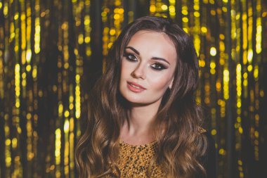 Uzun saçlı, güzel model bir esmer kadın.