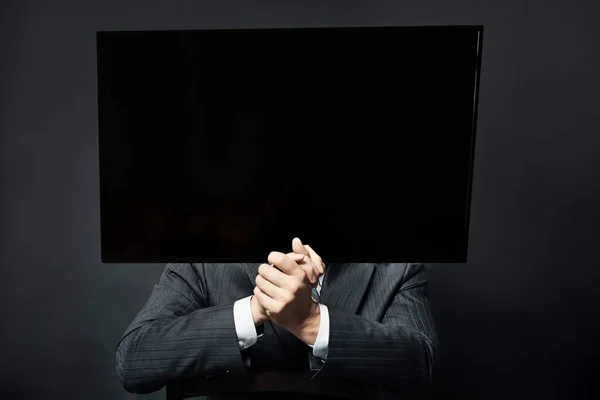 Επιχειρηματίας Κοστούμια Τηλεόραση Αντί Για Κεφάλι Τους Στα Μαύρα — Φωτογραφία Αρχείου