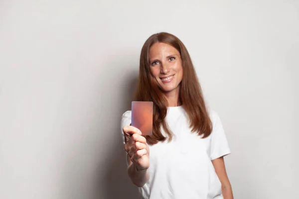 空クレジットカードで女性手上のホワイトバナー背景 — ストック写真