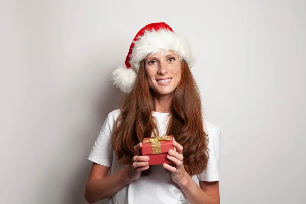 Портрет Щасливої Усміхненої Зрілої Жінки Різдвяному Капелюсі Тримає Червону Подарункову — стокове фото