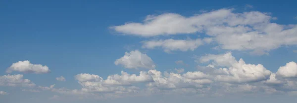 ふわふわの白い雲とパステルブルーの空 パノラマの背景 — ストック写真