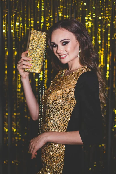 Happy Pretty Woman Celebrity Wearing Gold Dress Holding Handbag Clutch — Stock Photo, Image