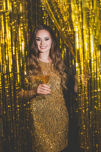 Smiling Woman Celebrity Golden Dress Birthday New Year Party — Stock Photo, Image