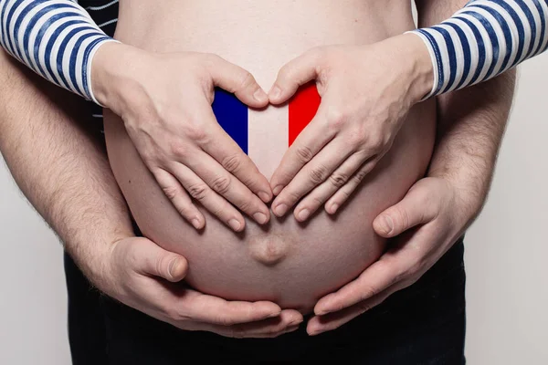 Fransız Aile Kavramı Fransız Bayrağıyla Hamile Kadını Kucaklayan Erkek Yakın — Stok fotoğraf