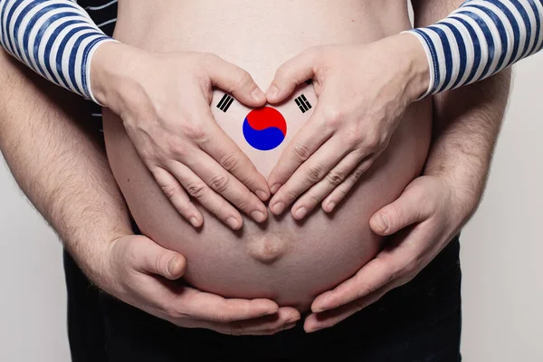 Koreaanse Familie Concept Man Omarmen Zwangere Vrouw Buik Hart Met — Stockfoto