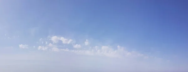 Blauer Himmel Und Wolken Hintergrund Mit Viel Kopierraum — Stockfoto
