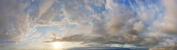 幻想的な青空を背景に多くの雲 — ストック写真