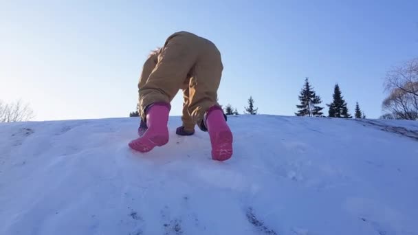 Παιδί Σκαρφαλώνει Στην Κορυφή Του Χιονισμένου Βουνού — Αρχείο Βίντεο