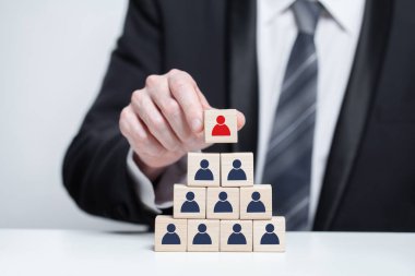 Ahşap bloklar insan simgeleri ve işadamı elleri, liderlik, kariyer, takım çalışması iş konsepti