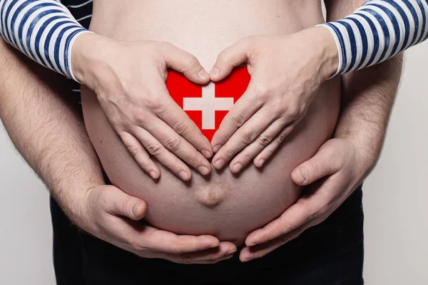 Szwajcarska Koncepcja Rodziny Mężczyzna Obejmujący Ciężarnych Kobieta Brzuch Serce Flagą — Zdjęcie stockowe