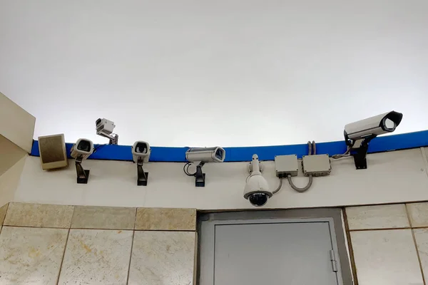 地下鉄駅にはCctvカメラがたくさんあります 監視概念 — ストック写真