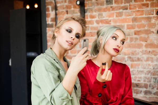 Twee Mooie Vrouwen Zitten Samen Doen Iets Aan Telefoon — Stockfoto