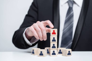 Siyah ve kırmızı insanların olduğu tahta bloklar simgeler ve işadamı elleri, liderlik, kariyer, takım çalışması iş konsepti