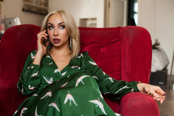Belle Femme Robe Verte Parlant Sur Téléphone Assis Sur Canapé — Photo