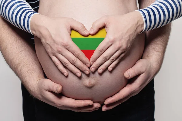 Concepto Familiar Lituano Hombre Abrazando Mujer Embarazada Vientre Corazón Con —  Fotos de Stock