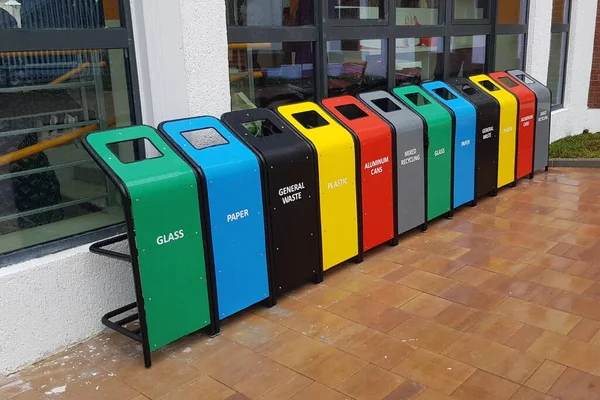 Kleurrijke Vuilnisbakken Voor Recycling Afvalscheiding Bergingsmiddelen Voor Glas Papier Algemeen — Stockfoto