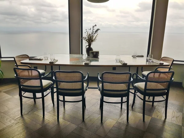 Restaurant Tafel Met Stoelen Panoramische Ramen — Stockfoto