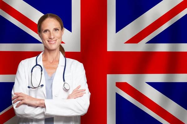 영국의 의사가 국기를 흔들며 — 스톡 사진