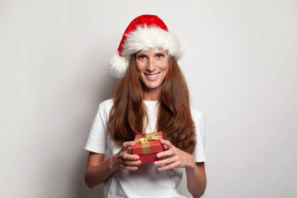Portrét Šťastné Ženy Vánočním Klobouku Drží Červený Dárkový Box Bílém — Stock fotografie