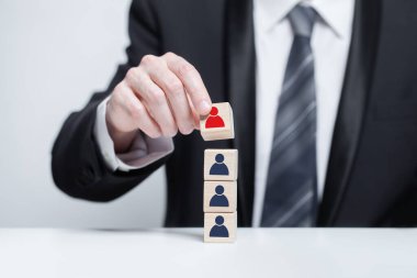 Ahşap bloklar insan simgeleri, liderlik, kariyer, takım işi konsepti