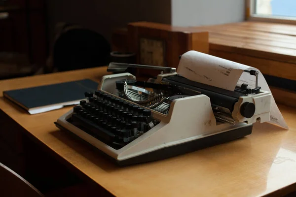 Antigua Máquina Escribir Retro Escritorio Madera —  Fotos de Stock