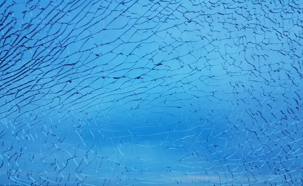 Gebroken Glas Met Scheuren Abstract Gebarsten Shot Venster Blauwe Lucht — Stockfoto