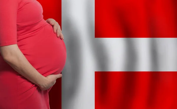 Ciężarna Kobieta Brzuch Tle Flagi Duńskiej — Zdjęcie stockowe