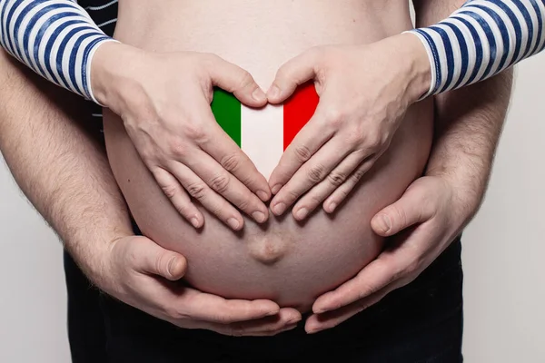 Italiaans Familieconcept Man Omarmen Zwangere Vrouw Buik Hart Met Vlag — Stockfoto