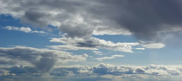 Céu Nuvens Panorâmica Skyline Fundo — Fotografia de Stock