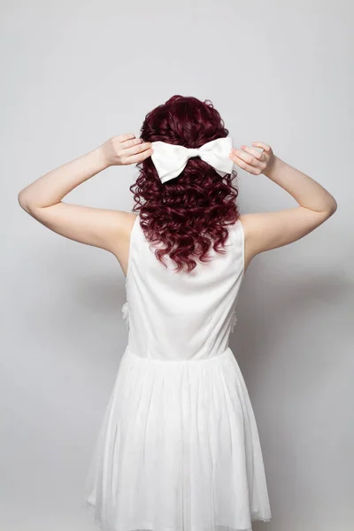 Привлекательная Модель Женщина Рыжими Вьющимися Волосами Белом Платье Лук Стоя — стоковое фото