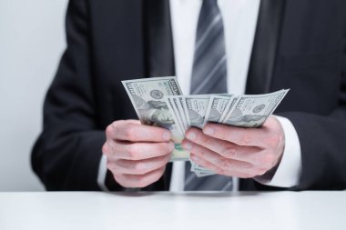 Para işadamlarının elinde. Anlaşma, ödeme, fatura konsepti
