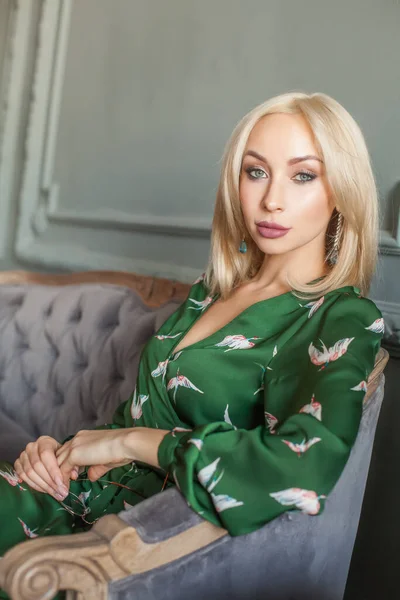 Mooie Blonde Vrouw Met Make Groene Jurk Zittend Grijze Fluwelen — Stockfoto