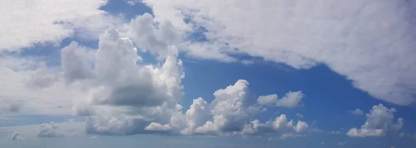 Levendige Blauwe Lucht Witte Wolken — Stockfoto